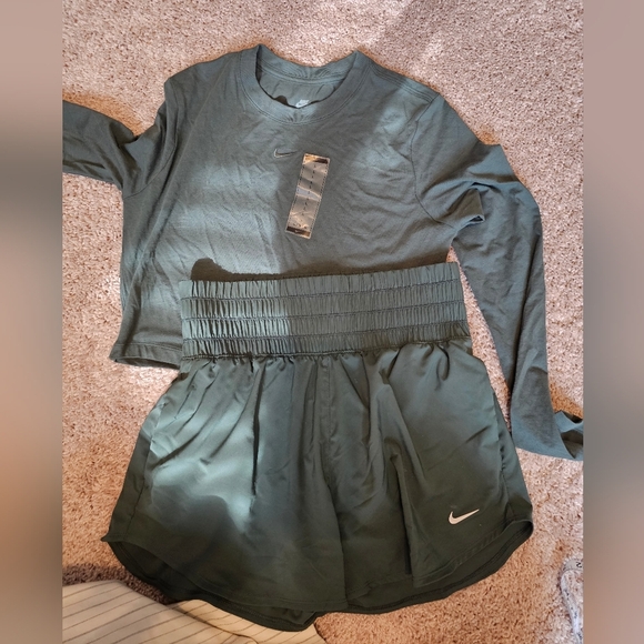 Nike Chill Knitted Longsleeve Cropped Shirt And Ultra High Rise Shorts Size L/M - Picture 1 of 8